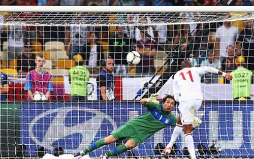 Hodgson van xin dư luận “tha” cho Cole và Young